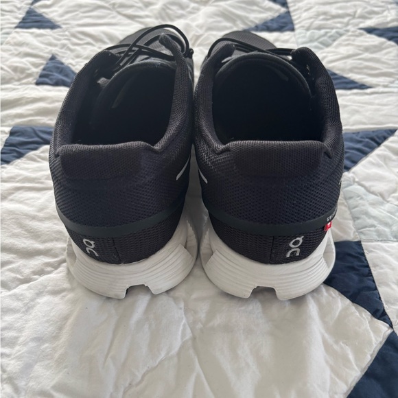 On Running Men's Black Athletic Shoes cloud 5. Size 10 - Picture 5 of 7